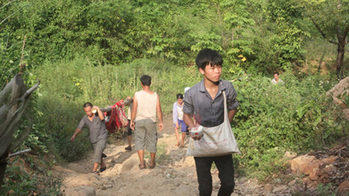 Kinh hoàng mẹ đẻ ra tay giết chết 3 con rồi trốn vào rừng