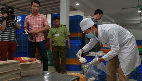Hà Nội: Phát hiện kem trộn “bẩn” trong bánh Tân Hoàng Gia
