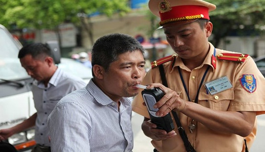 Người vi phạm ngỡ ngàng vì uống 2 cốc bia bị phạt 18 triệu đồng