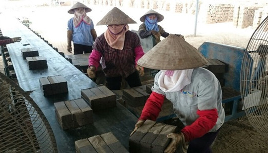 Xóa bỏ lò gạch thủ công: Cần thiết nhưng phải có lộ trình