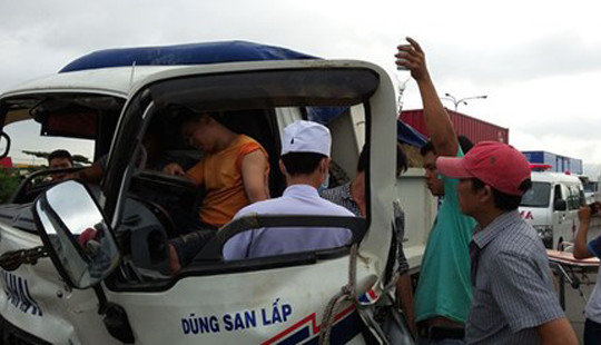Đâm vào đuôi container, tài xế xe tải mắc kẹt trong cabin
