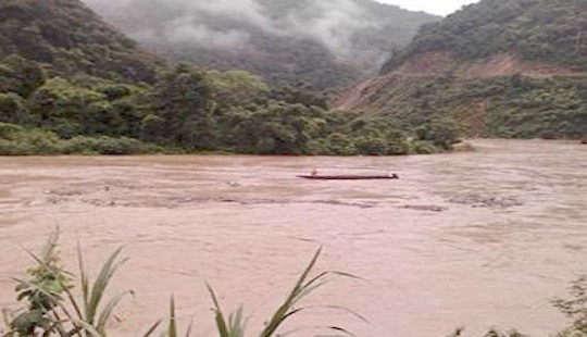 Lũ lên bất ngờ nhấn chìm nhà dân, cuốn trôi nhiều xe tải