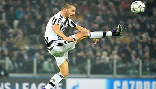 Man City, Chelsea bất ngờ ngắm siêu trung vệ của Juventus