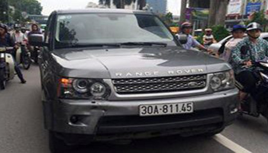 Hất văng hai mẹ con 10m, tài xế lái Ranger Rover bỏ trốn khỏi hiện trường