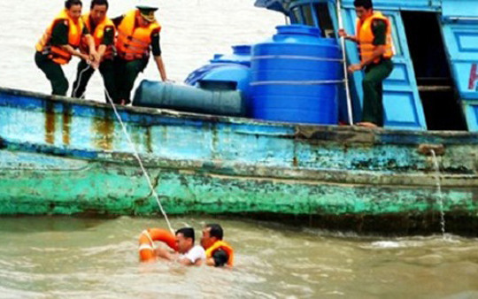 Cà Mau: Cứu vớt thành công 6 ngư dân gặp nạn trên biển