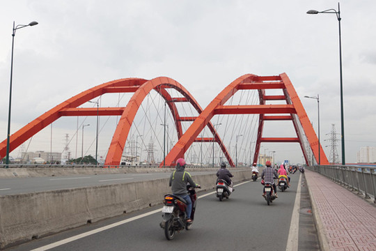 Nam thanh niên đi taxi gần 100km lên Sài Gòn để nhảy cầu tự tử