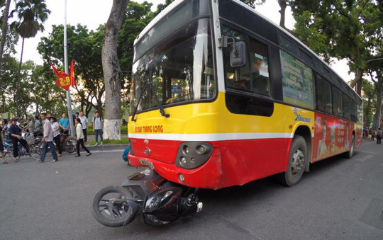 Hà Nội: Xe buýt gây tai nạn liên hoàn, 1 người tử vong