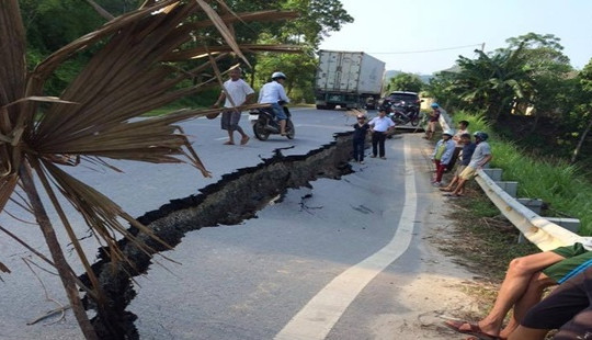 Yên Bái: Xuất hiện vết nứt lớn trên quốc lộ 32C