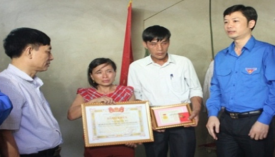 Trao Huy hiệu Tuổi trẻ dũng cảm cho học sinh cứu 2 em đuối nước