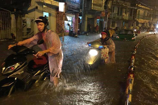 Mưa lớn giờ tan tầm, Sài Gòn ngập sâu, giao thông hỗn loạn