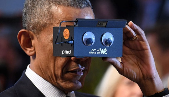 Tổng thống Obama thích thú khi dùng kính thực tế ảo của Samsung