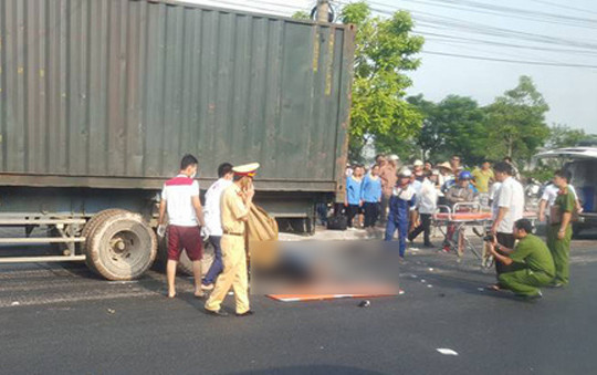 Lao vào container đỗ bên đường, nam thanh niên chết thảm