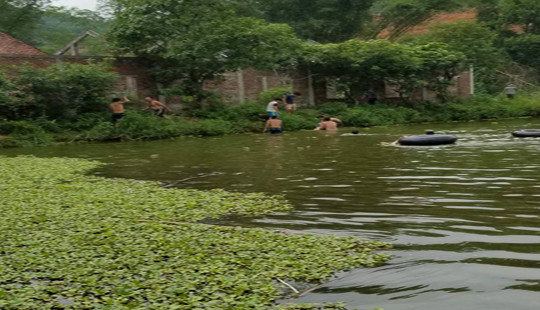 Hà Tĩnh: Người dân lặn tìm thi thể hai bố con bị đuối nước dưới hồ