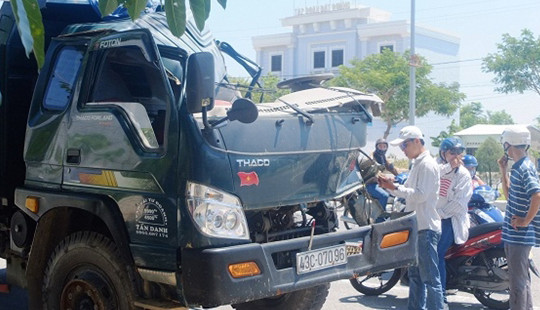 Va chạm giữa 2 xe tải, tài xế thoát chết may mắn
