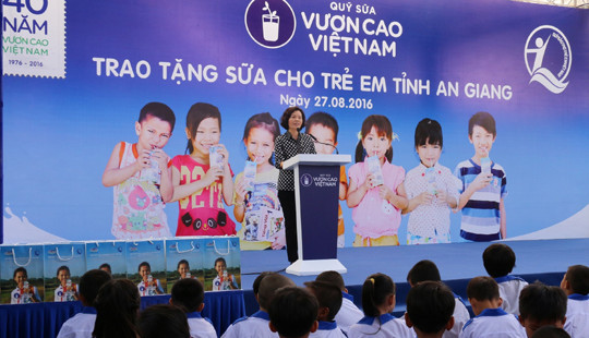 Vinamilk và Quỹ sữa Vươn cao Việt Nam trao tặng 111.000 ly sữa cho hơn 1.200 trẻ em tỉnh An Giang
