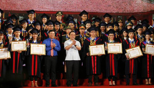 100 thủ khoa xuất sắc của Hà Nội được tuyên dương