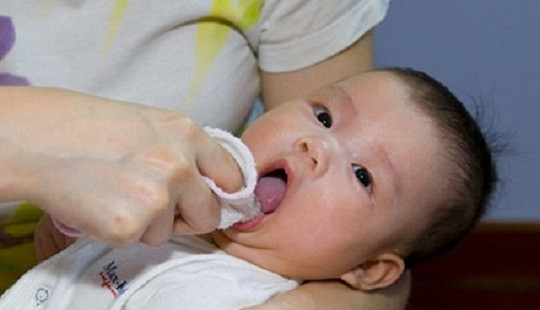 Cách vệ sinh miệng đánh bay mùi hôi và kích thích mọc răng ở trẻ