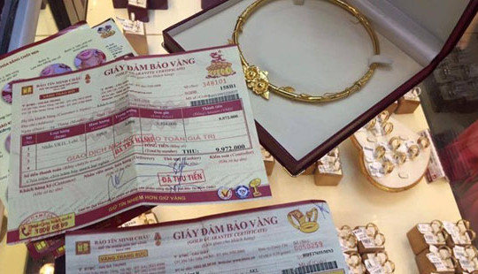 Từ vụ kiềng vàng 7 chỉ thành 6 chỉ: Người tiêu dùng nên làm gì khi mua hàng?