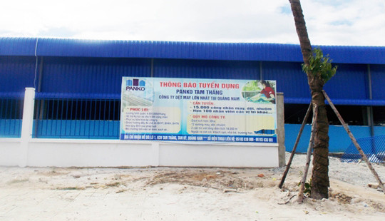 Giám đốc người Hàn Quốc bị khối kính đè tử vong