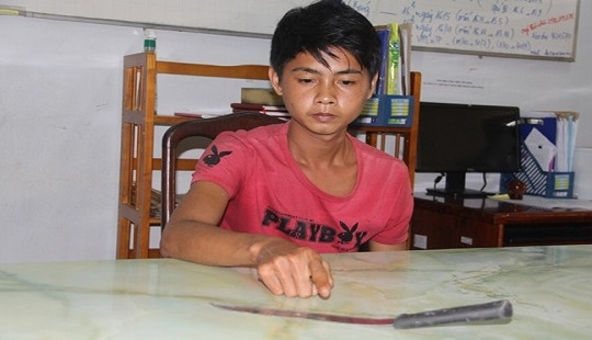 Hù dọa bằng súng điện rồi dùng dao đâm bạn nhậu