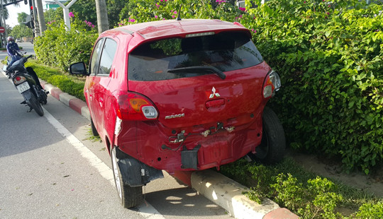 Đâm vào đuôi xe 4 chỗ, chiếc Fortuner lật ngang giữa đường