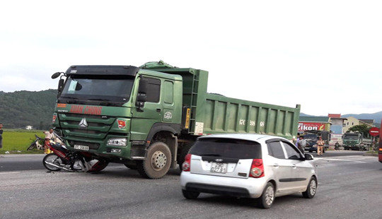Nghệ An: Tai nạn giao thông giữa xe máy và ô tô tải khiến 1 người tử vong