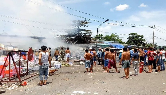 Chợ đầu mối Thủ Đức cháy lớn giữa trưa