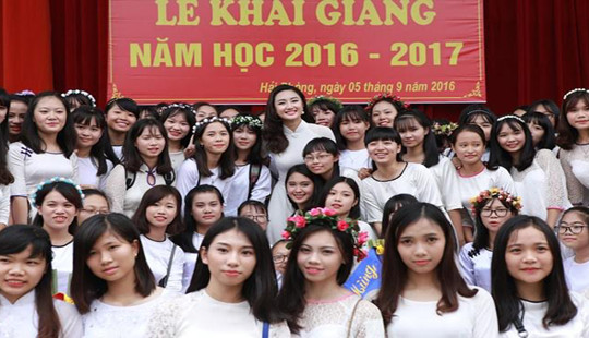 Hoa hậu Bản sắc Việt Trần Thu Ngân tặng học bổng toàn phần cho 6 học sinh trường cũ