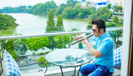 Bằng Kiều mặc bảnh bao vẫn giữ thói quen "vỉa hè": Hút thuốc lào