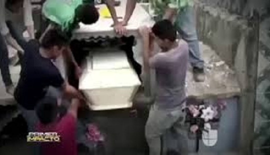 Phá tung ngôi mộ vừa mới xây để cứu cô gái trong quan tài