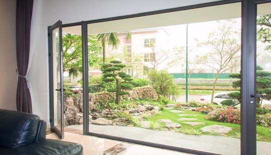 Cửa nhôm sơn vân gỗ của Eurowindow mang lại vẻ đẹp cho công trình