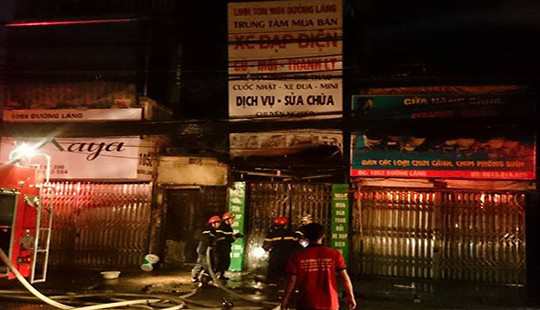 Sạc ắc quy cho xe đạp điện, gây hỏa hoạn thiêu rụi cửa hàng