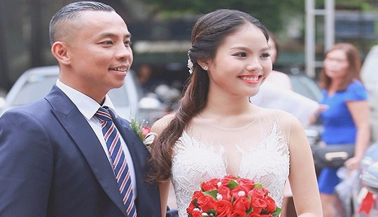 Chí Anh cười rạng rỡ, nắm chặt tay cô dâu trong ngày trọng đại