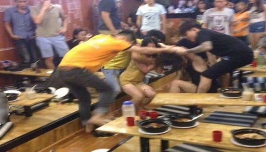 Hà Nội: Hai cô gái ẩu đả tại quán mỳ cay