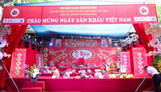Nghệ sĩ Hà Nội tề tựu đông đủ nhân ngày Giỗ tổ sân khấu Việt Nam
