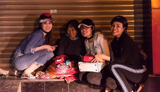 Ngọc Trinh xỏ dép tông tặng bánh trung thu cho người vô gia cư