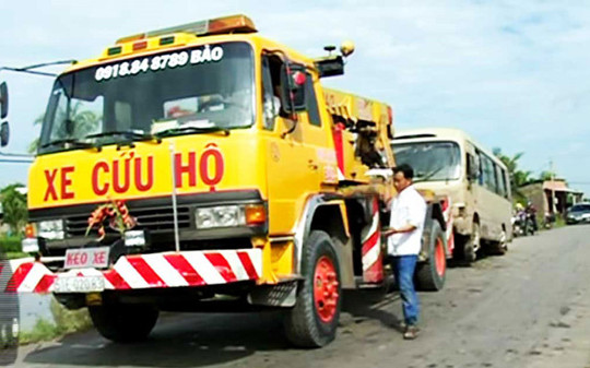 Tin tức giao thông 24h: Xe đưa rước công nhân đâm xuống ruộng, 6 người bị thương