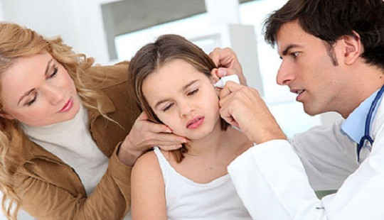 Bác sĩ tư vấn: Vì sao trẻ bị viêm tai giữa càng uống thuốc càng nặng?