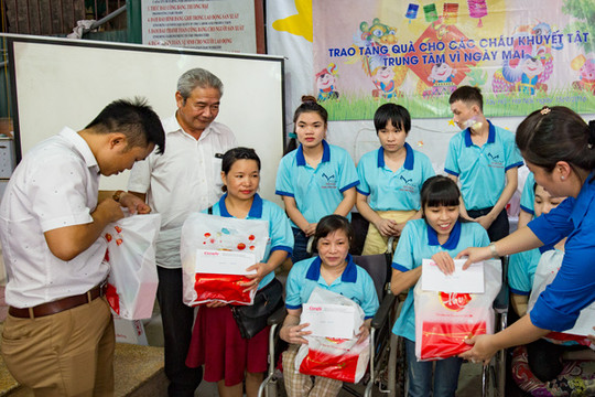 Báo Công lý trao quà trung thu cho trẻ khuyết tật tại trung tâm "Vì ngày mai"