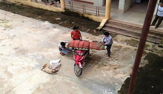 Thêm trường hợp chở tử thi quấn chăn trên xe máy: Bệnh viện nói đã làm hết trách nhiệm!?