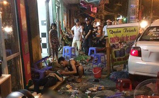 Ô tô lao vào quán nhậu, 4 người bị thương