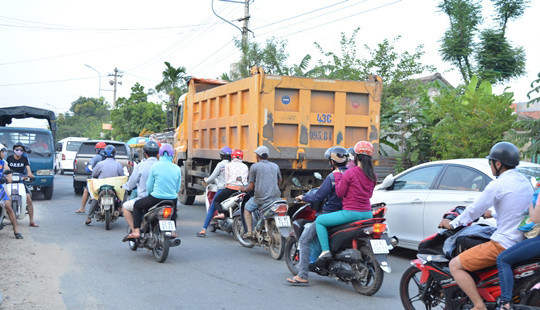 Va chạm xe máy, nam thanh niên ngã ra đường bị xe tải cán tử vong