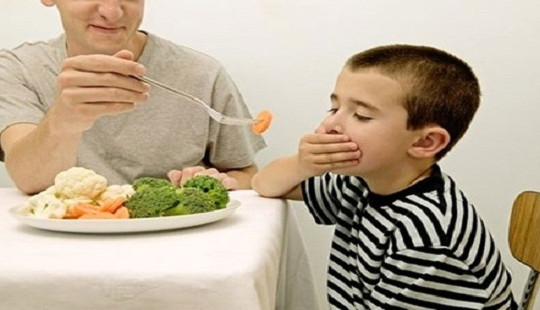 Tuyệt chiêu chấm dứt “cuộc chiến” khi cho trẻ ăn