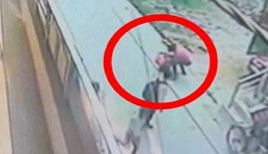 Rùng rợn cô gái bị đâm 20 nhát liên tiếp vì từ chối tình cảm