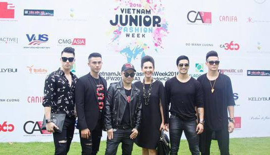 Dàn sao Việt đội mưa đến ủng hộ show diễn của Đỗ Mạnh Cường