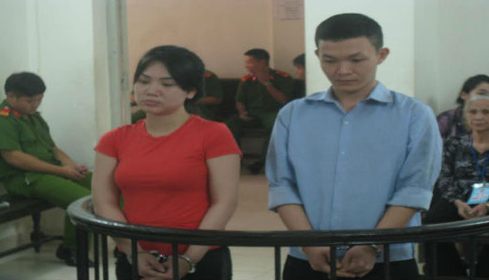 Giấu ma túy vào bụng, giả phụ nữ mang thai