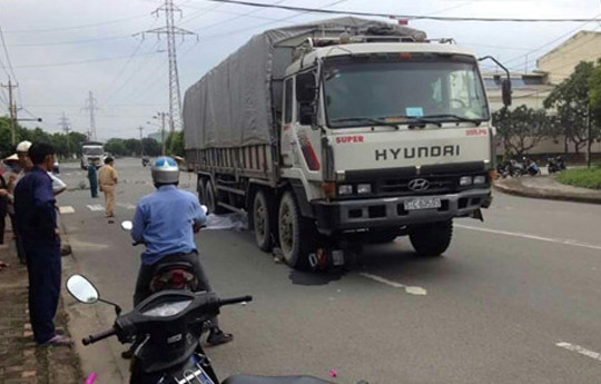 Tin tức giao thông 24h: Chết thảm dưới bánh xe tải khi chở vợ sắp cưới đi làm