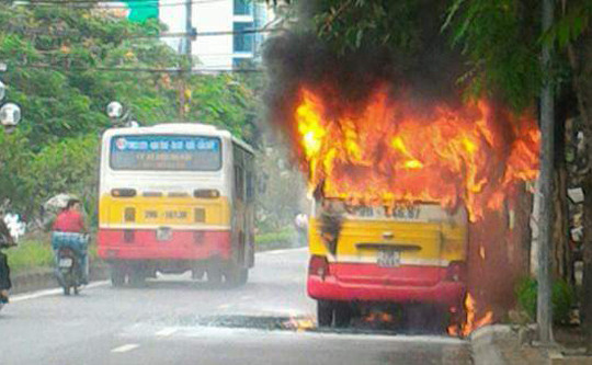 Hà Nội: Xe buýt phát nổ, bốc cháy ngùn ngụt trên đường
