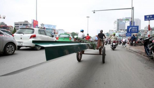 Xử lý xe thô sơ chở hàng hóa cồng kềnh sau vụ em bé bị tôn cứa cổ