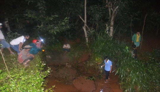 Chạy xe qua dòng nước chảy xiết, cô gái trẻ bị nước cuốn trôi